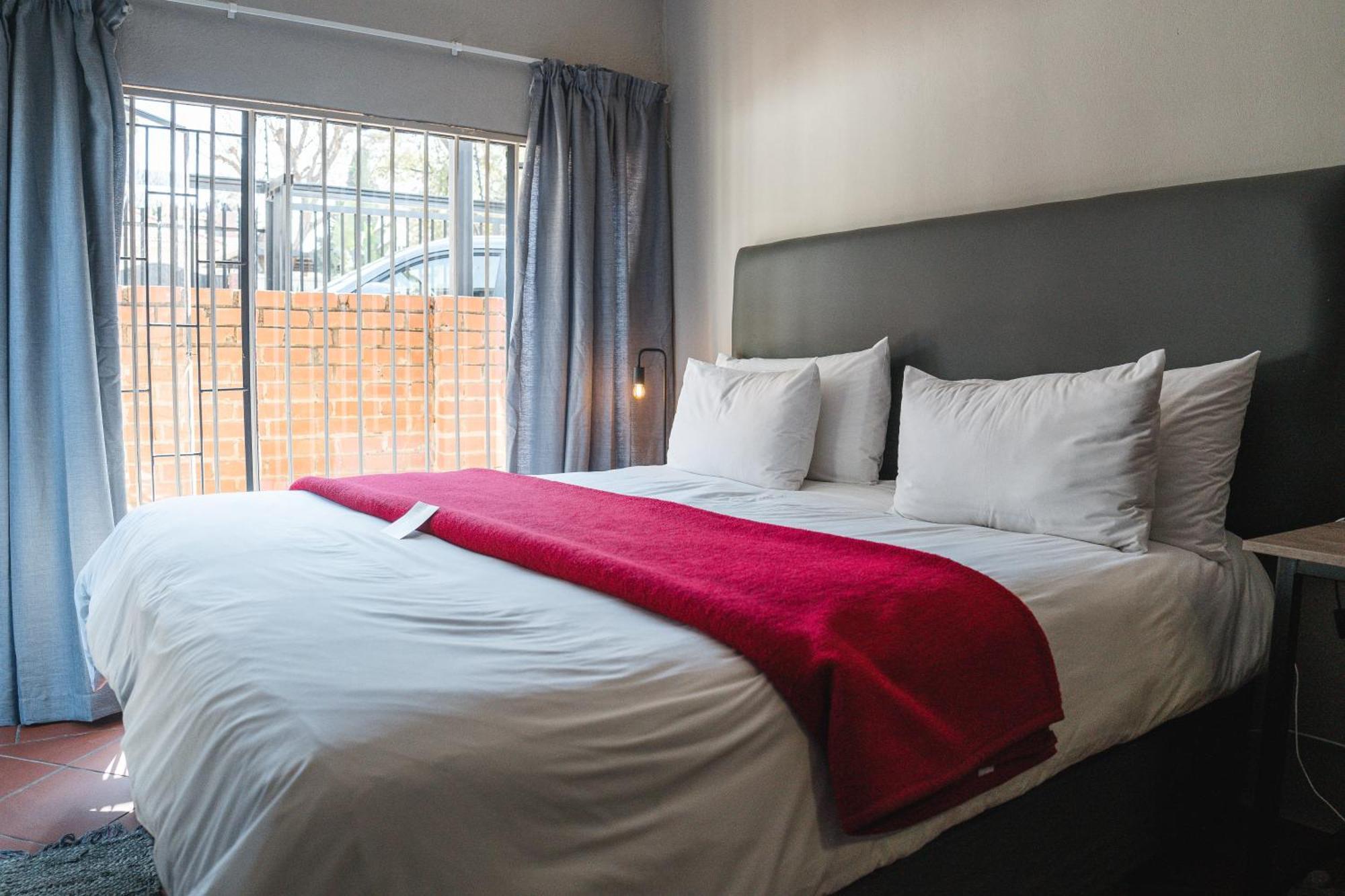 The Wild Peach - Menlyn Hotel Pretoria Bagian luar foto